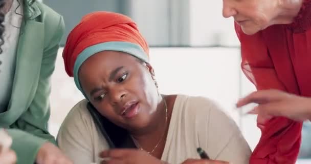 Черная Женщина Стресс Многозадачность Командой Выгорание Бизнесе Телефонном Звонке Ошибка — стоковое видео