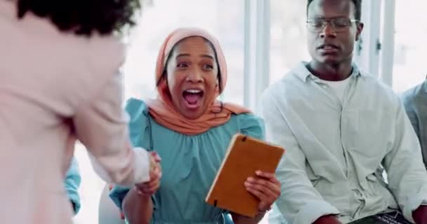 インタビューでのイスラム教徒の女性 握手とお祝い 幸せとキューで興奮笑顔で叫んでいます 職場での新しい仕事 成功と目標のためのイスラム教徒の専門家 お祝いと幸福 — ストック動画