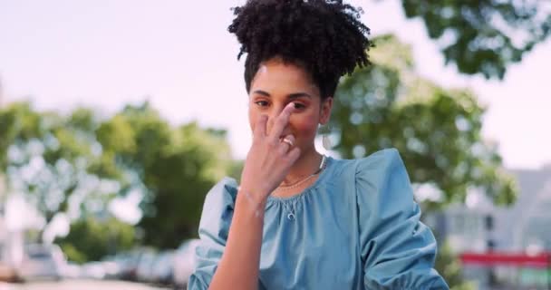 Black Woman Face Hand Gesture Person Park Comedy Funny Energy — Vídeo de stock