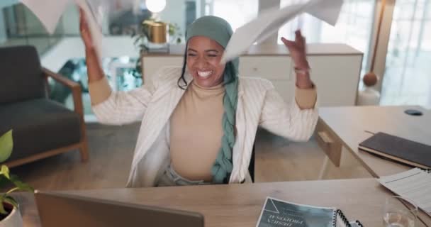 在工作场合和一个黑人商业女人一起抛掷文件 赢者和成就 好消息和掌声 一个女员工在办公室里为胜利或成功欢呼 — 图库视频影像