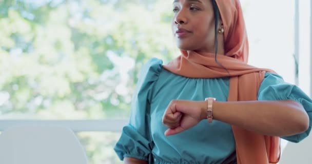 Rekrutmen Ruang Tunggu Waktu Dan Wanita Dengan Jam Tangan Untuk — Stok Video