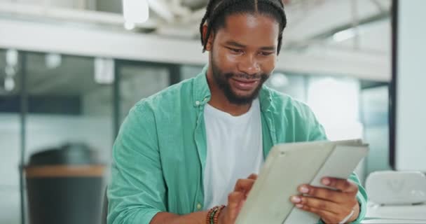 Tablet Business Black Man Typing Office Social Media Research Break — Stock videók