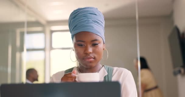 Африканская Женщина Кофе Компьютер Офисе Мышлением Идеей Видением Маркетинга Чернокожая — стоковое видео
