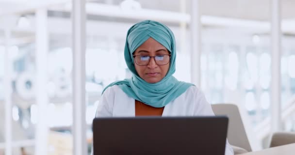 Muslim Business Woman Focus Working Laptop Email Communication Thinking Technology — Video Stock