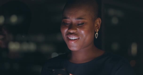 Смартфон Нічна Ділова Жінка Спілкується Глобальному Додатку Смішне Сповіщення Про — стокове відео