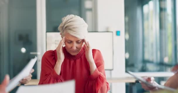 書類審査のストレス 疲れや不安を考えるビジネス女性の書類仕事 会議や頭痛 オフィス混乱や忙しい手の中でシニアマネージャーや上司のバーンアウト 疲労やフォーカスの問題 — ストック動画