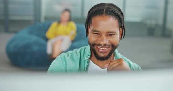 オフィスのコンピュータ上で働く ビジネスと幸せな黒人男性は マーケティングプロジェクトの進捗状況に満足しています Pcと興奮した男性従業員の笑顔良いニュースを読んで 電子メールまたは販売提案 — ストック動画