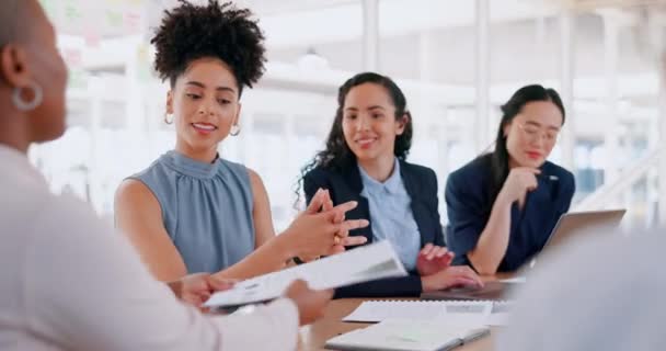 Laptop Documents Teamwork Business People Meeting Planning Collaboration Group Women — Vídeos de Stock