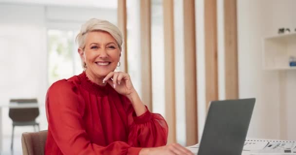 Business Laptop Face Elderly Happy Woman Doing Feedback Review Finance — Vídeos de Stock
