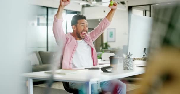 庆祝与一个商人达到一个目标或指标在他的办公室在工作 男性员工在工作时庆祝合同或晋升的动机 目标和成功 — 图库视频影像