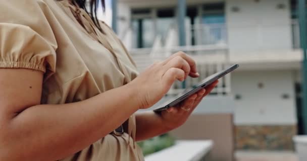 Business Woman Hands Tablet City Digital Marketing Advertising Startup Goals — Stock Video