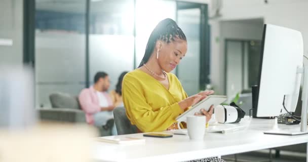 Computer Tablet Black Woman Typing Review Finance Portfolio Stock Market — Stok video