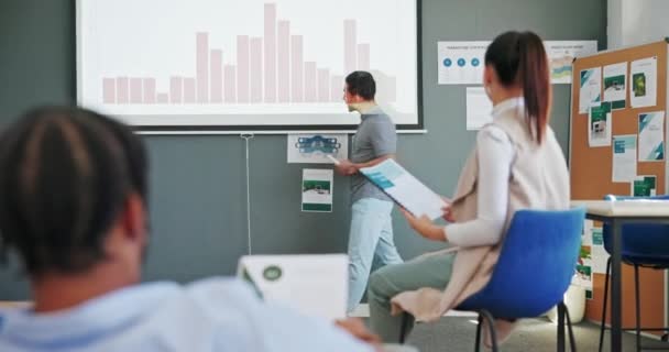 Presentation Business Man Screen Charts Graphs Data Analytics Workshop Seminar — Vídeo de Stock