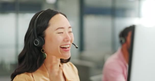 カスタマーサービスのチームとの成功取引のためのアジアのコールセンターの女性または高5は サポートまたはCrmコンサルティングオフィスにお問い合わせください 笑顔と拍手で受賞者や幸せなテレマーケティングコンサルタント — ストック動画