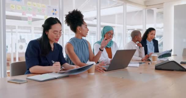Laptop Documents Teamwork Business People Meeting Planning Writing Group Women — Vídeos de Stock