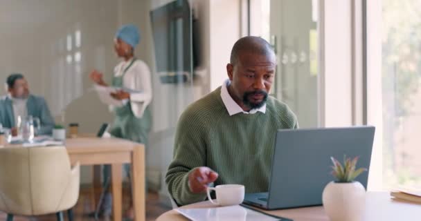 非洲商人 咖啡和笔记本电脑在办公室 阅读和电子邮件为时间表 报告或战略 公司的黑衣人 电脑和茶的能量 从早上开始 专注于营销计划 — 图库视频影像