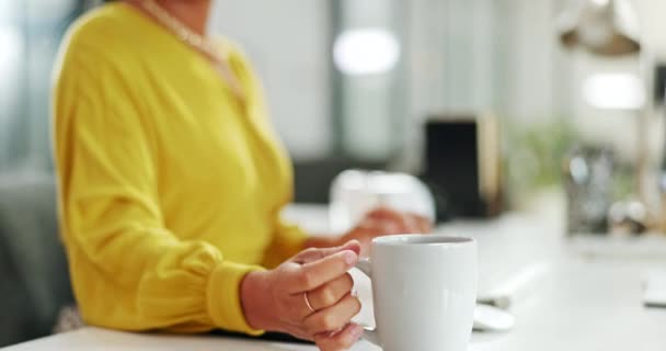 営業やマーケティングプロジェクトに取り組んでコンピュータによってオフィスでビジネス コーヒーと黒の女性 職場でのエスプレッソ カプチーノ カフェインを飲むお茶 パソコンや幸せな女性従業員や労働者 — ストック動画