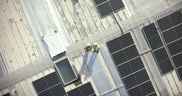 Solar Energy Drone Construction Workers Rooftop Engineering Architecture Grid Aerial — Vídeo de Stock