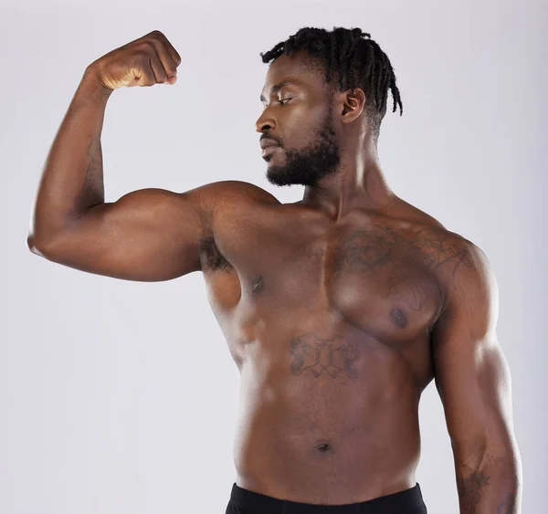 Black Man Fitness Flex Muscle Sports Training Studio Strong Body — Zdjęcie stockowe