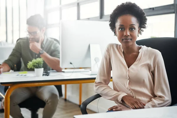 Creative Black Woman Office Portrait Desk Sitting Focus Business People — Stok fotoğraf