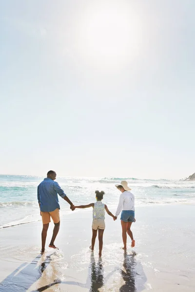 Beach Vacation Couple Child Walking Water While Holding Hands Together — Foto de Stock