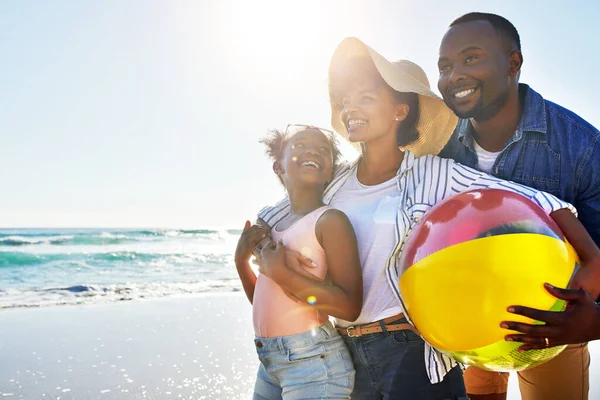 海の砂の上を歩いている間にボールを運ぶ女性 男と女の子の子供と黒の家族 子供やビーチ 夏に海岸に父親 娘と愛 自然と海 — ストック写真