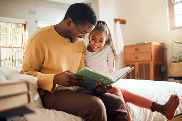 Black Family Storytelling Father Child Language Support Help Learning Bonding — Stock Photo, Image