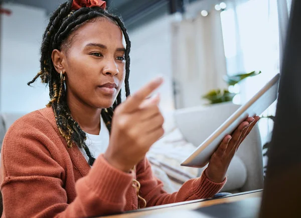 Black Woman Tablet Reading Laptop Online Email Communication Pointing Finger — Φωτογραφία Αρχείου