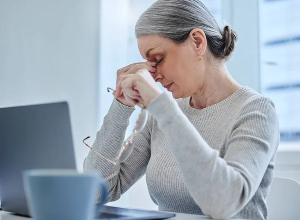Can Just Get Mature Businesswoman Sitting Alone Office Suffering Headache — Stock fotografie