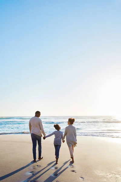 Family Beach Walk Sunset Vacation Holiday Relaxing Enjoying Peaceful Scenery — Φωτογραφία Αρχείου