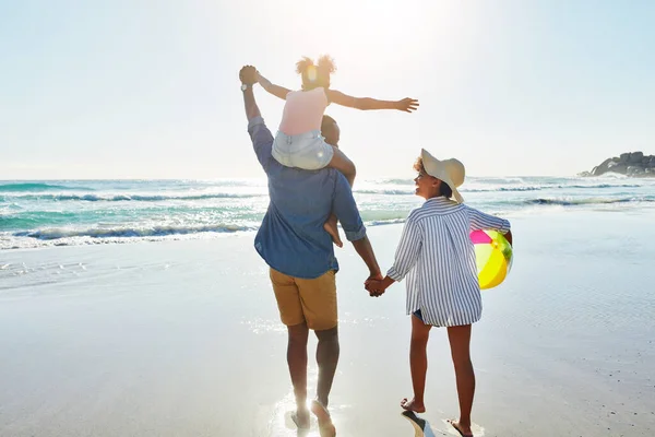 Walking Black Family Beach Back People Holding Hands Parents Child — Stock Photo, Image