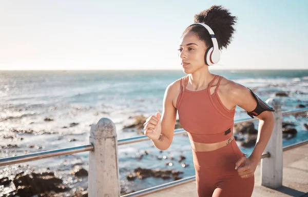Black Woman Fitness Running Headphones Beach Sea Point Cape Town — Zdjęcie stockowe