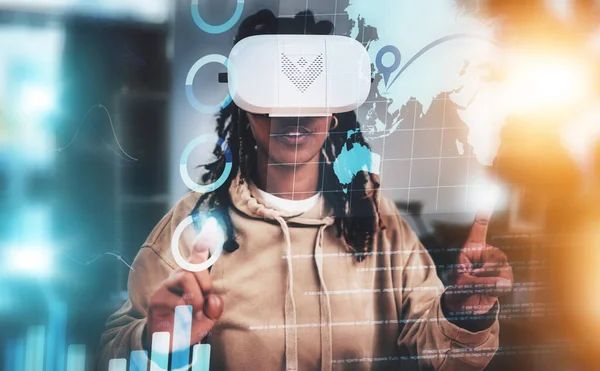Virtual Reality Pointing Woman Global Data Elearning Globalization Future Education — Stock Fotó