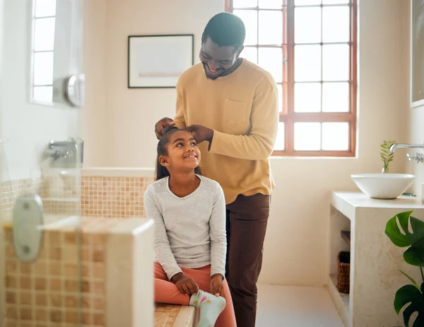 Father Daughter Brushing Hair Home Bathroom Love Trust Support Man — Foto Stock