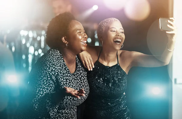 Женщины Смех Телефонное Селфи Танцполе Вечеринок Ночном Клубе Дискотека Боке — стоковое фото