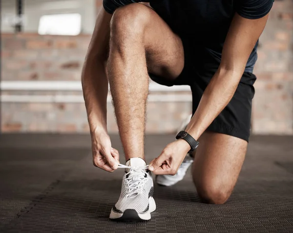 Fitness Man Tying Shoe Lace Getting Ready Running Exercise Workout — Stockfoto