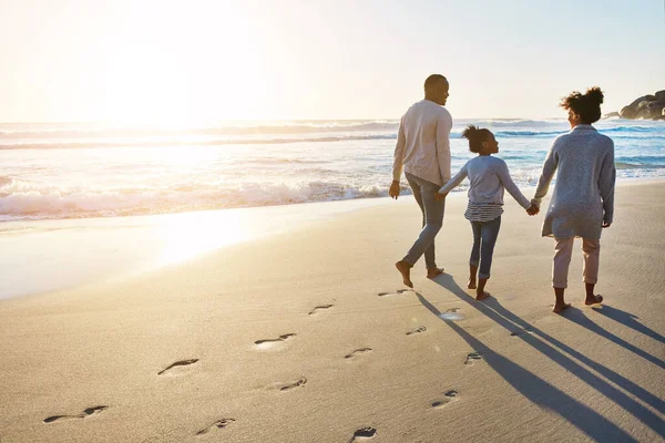 Black Family Sunset Beach Walk Summer Vacation Relaxing Peaceful Scenery – stockfoto