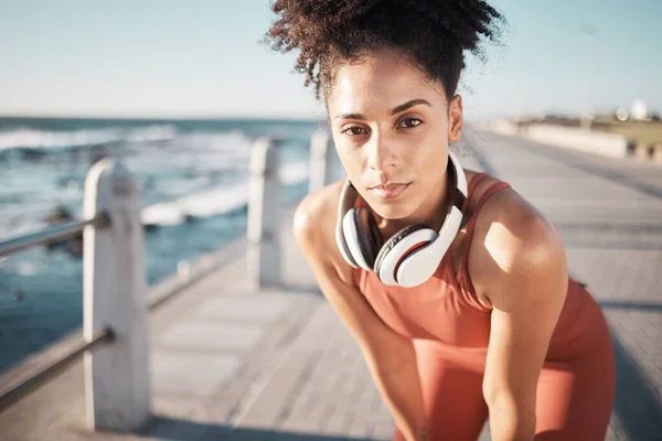 Portrait Exercise Black Woman Rest Beach Training Outdoor Headphones Wellness — Zdjęcie stockowe