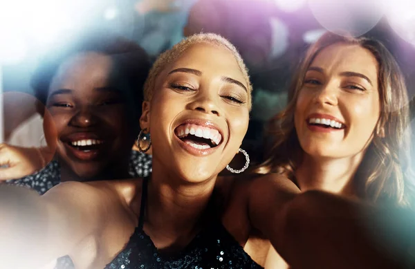 Селфи Вечеринки Счастливые Женщины Дискотеки Ночном Клубе Празднование Социальные Сети — стоковое фото