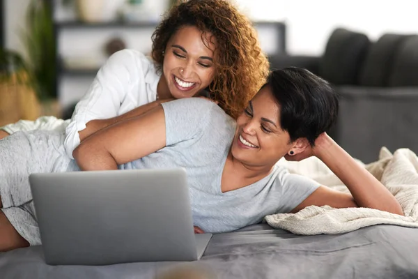 Having Similar Interests Always Young Couple Using Laptop While Lying — Φωτογραφία Αρχείου