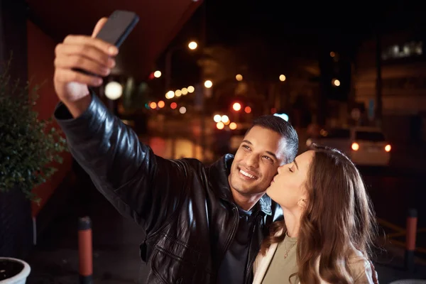 Ihmiset Puhelin Selfie Suudella Poskelle Kaupungin Kadulla Sosiaalisen Median Tai — kuvapankkivalokuva