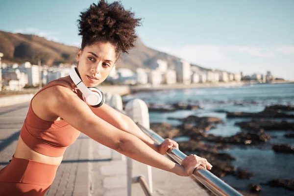 Black Woman Fitness Rest Music Beach Exercise Training Cardio Wellness — Zdjęcie stockowe