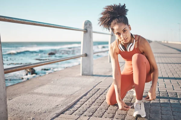 Portrait Exercise Black Woman Tie Shoes Promenade Fitness Energy Wellness — Zdjęcie stockowe
