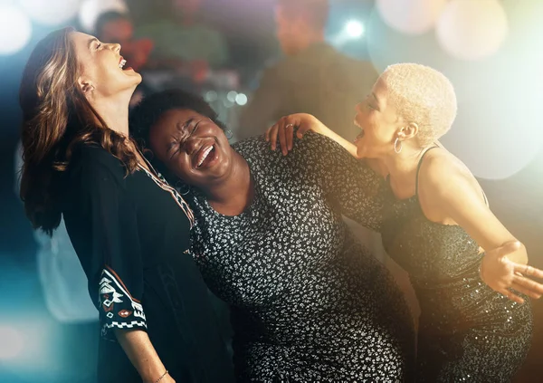 Друзья Женщины Танцы Клубе Счастье Смех Вместе Перерыв Клуб Молодые — стоковое фото