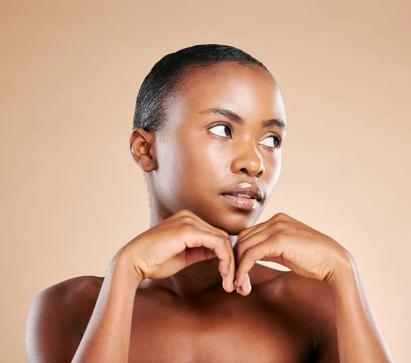 贅沢な治療 化粧品や化粧品を促進するために手で黒の女性の美しさ 健康と顔 輝きと輝く肌のための茶色の背景のスパの審美的な スキンケアと女性モデル — ストック写真