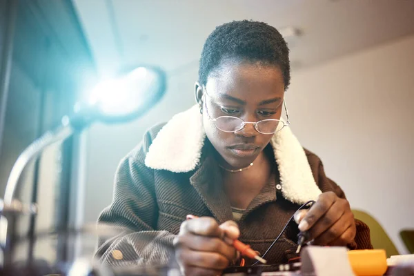 Black Woman Student Engineer Electrical Project While Learning Studying Education — 스톡 사진