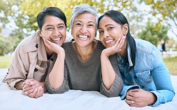 Portrait Senior Women Friends Park Picnic Blanket Bonding Enjoying Quality — Stockfoto