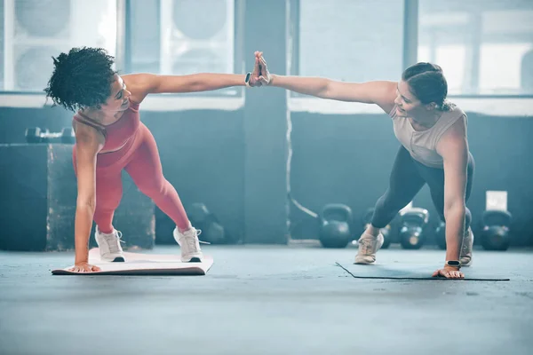 Woman Friends High Five Fitness Mat Plank Balancing Arm Gym — 스톡 사진