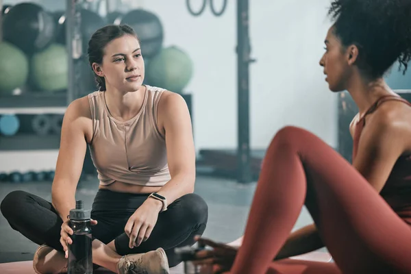 Relax Friends Women Gym Talking Fitness Training Goals Workout Progress — 스톡 사진