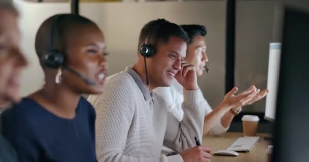 コールセンター ビジネスマンとチームのコミュニケーション グローバルオフィスとテレマーケティングの多様性 テレコム 技術サポートまたは仮想ヘルプデスクエージェント コンサルタントやコンピュータ上の電子商取引労働者の笑顔 — ストック動画